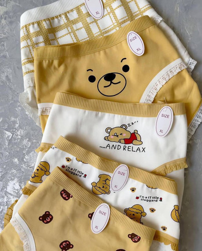 شورت دخترانه نخ پنبه عروسکی زرد طرح پو وارداتی ضد حساسیت سایز XL دارای فاق دو لایه رندوم